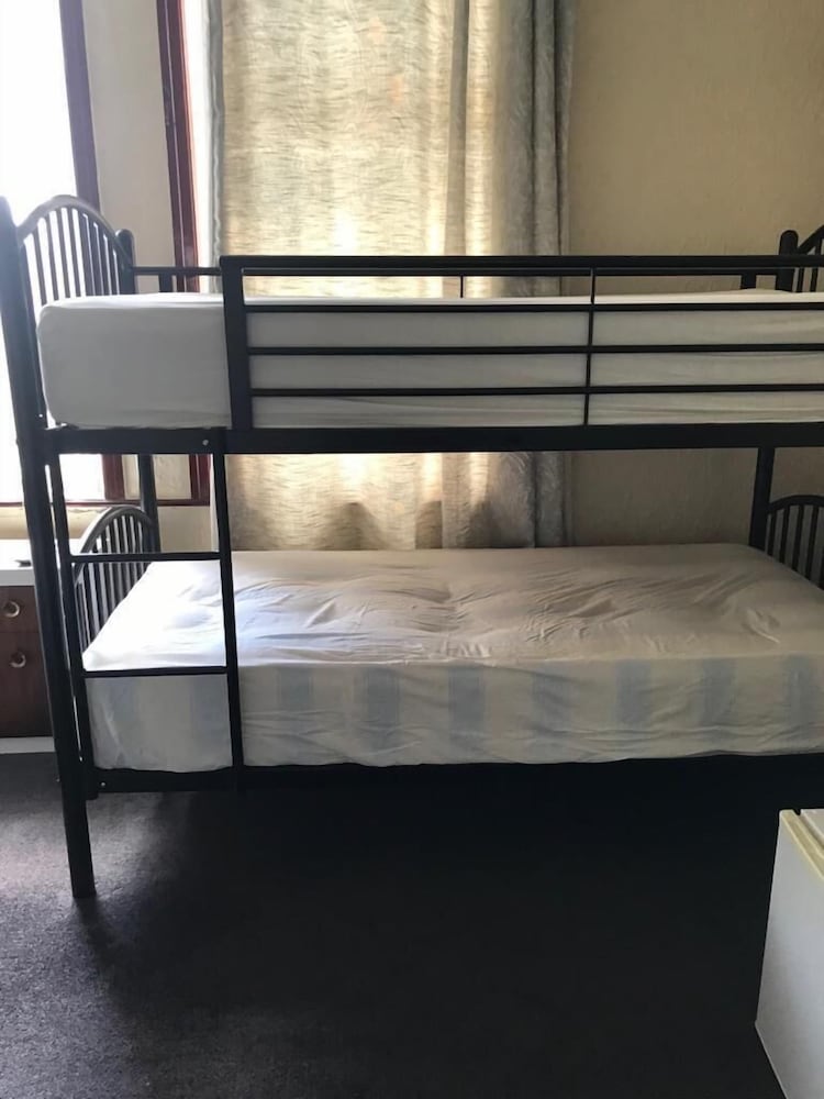 Woodville Lodge Leeds Free Parking Direct Bus to City Centre 25/45