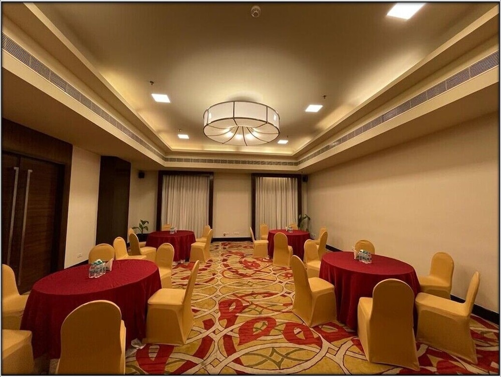 Vivanta Vijayawada MG Road (ex. The Gateway M G Road Hotel) 53/55