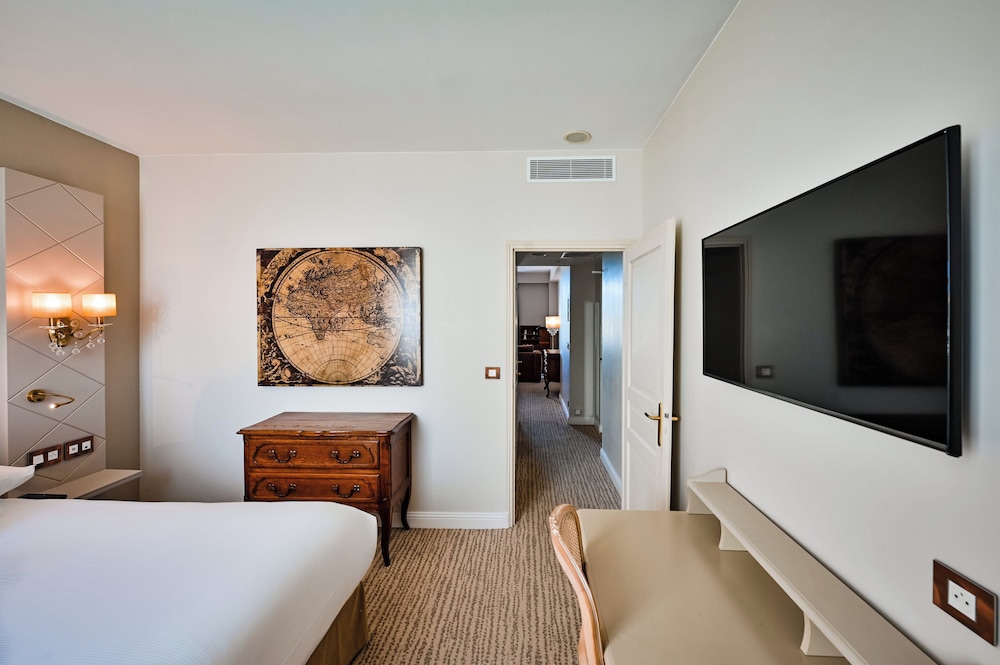 Riviera, Suite, 2 King Beds, Partial Sea View، GRAND HOTEL DES SABLETTES PLAGE, CURIO COLLECTION BY HILTON 2/9