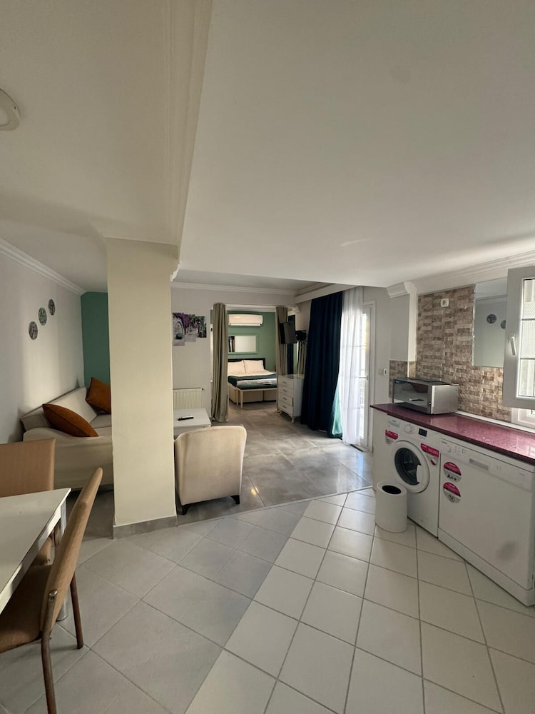 Mia Hill Suites 5/40