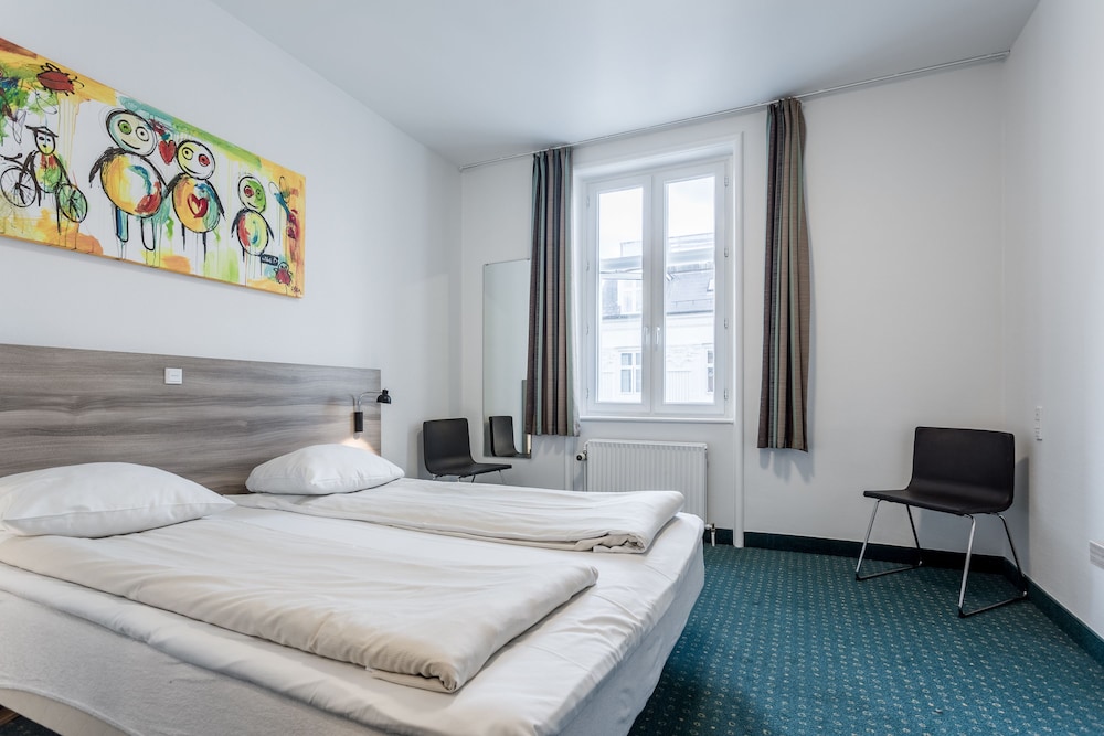 Good, Twin Beds