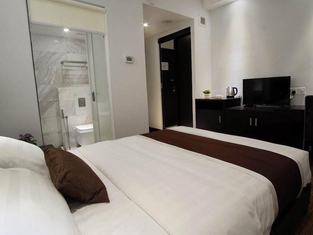 STANDARD, QUEEN BED