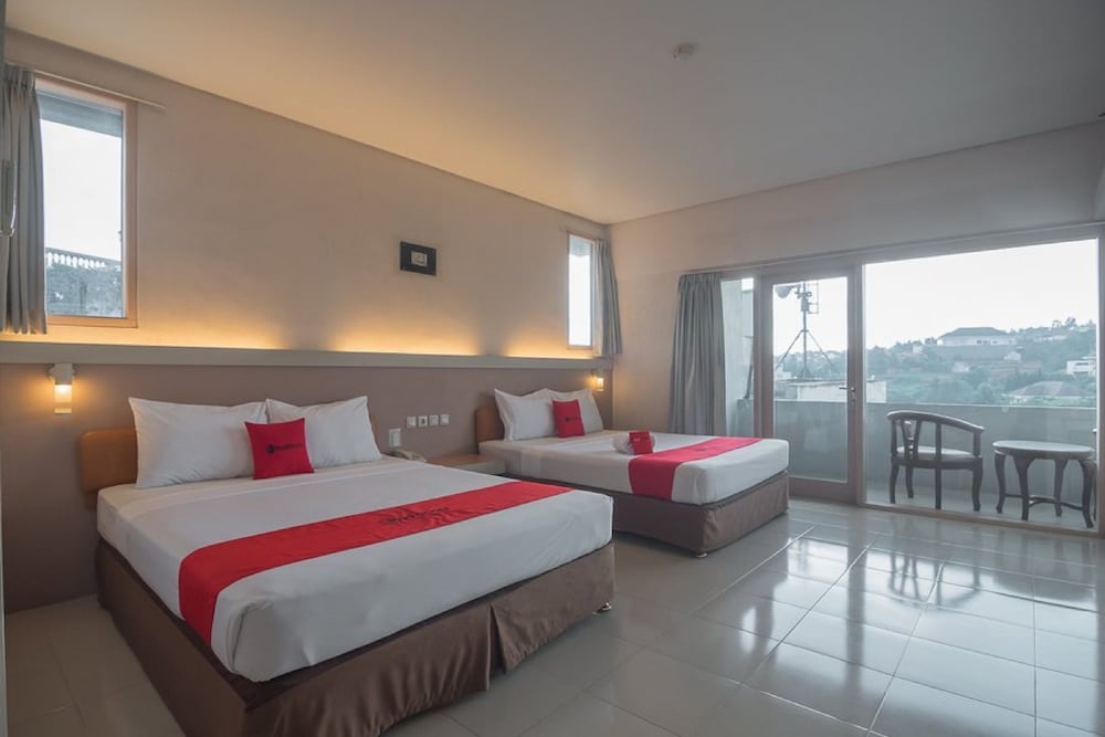 RedDoorz Plus near Kampung Gajah 3 11/39