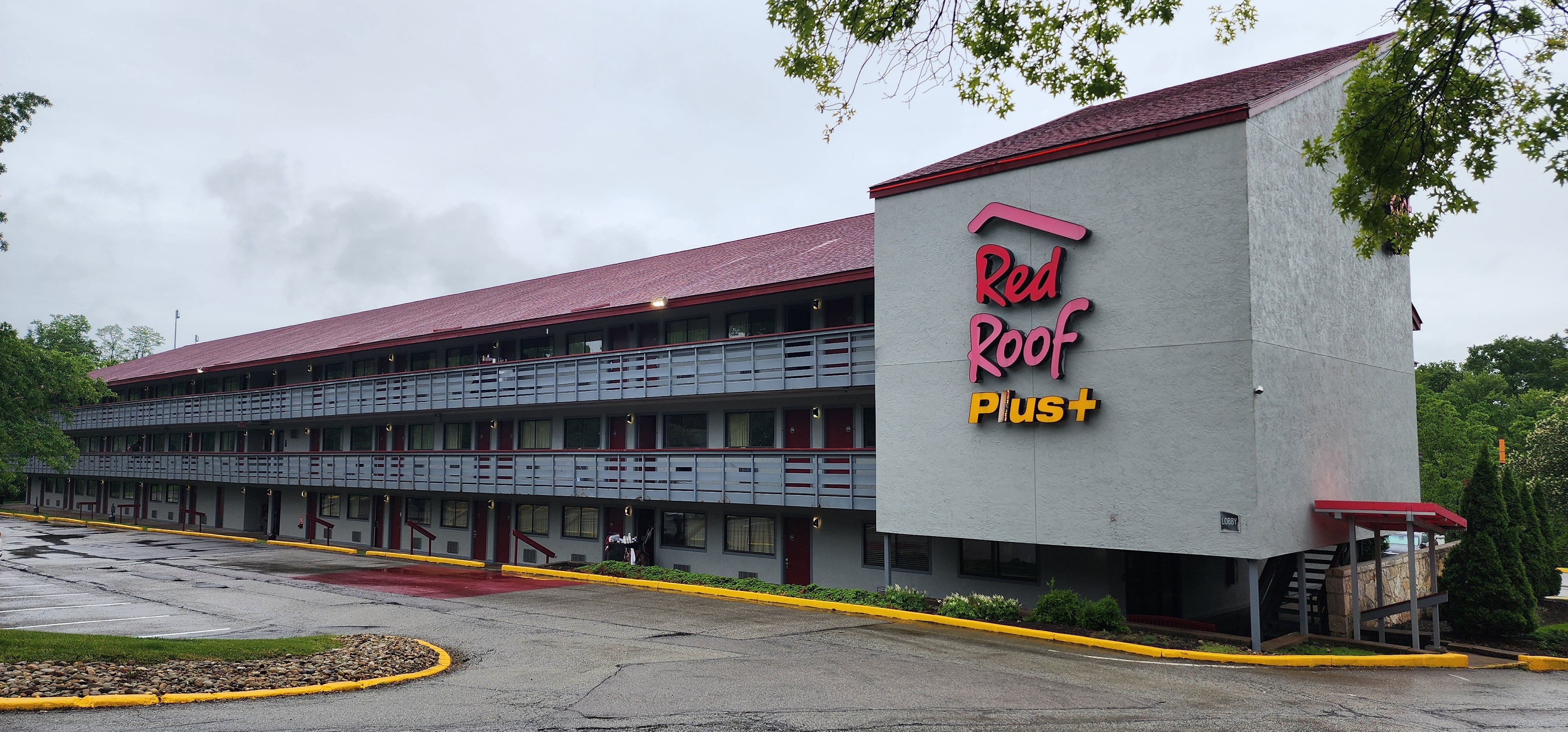 Red Roof PLUS Pittsburgh East - Monroeville 27/28