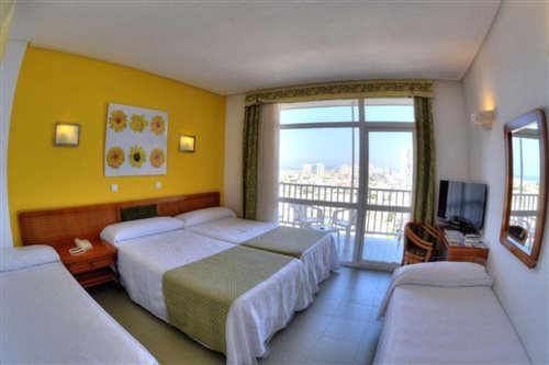 Room, Quadruple