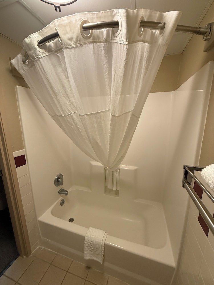 غرفة قياسية بسريرين كوين، Rodeway Inn Hesston, KS 10/10
