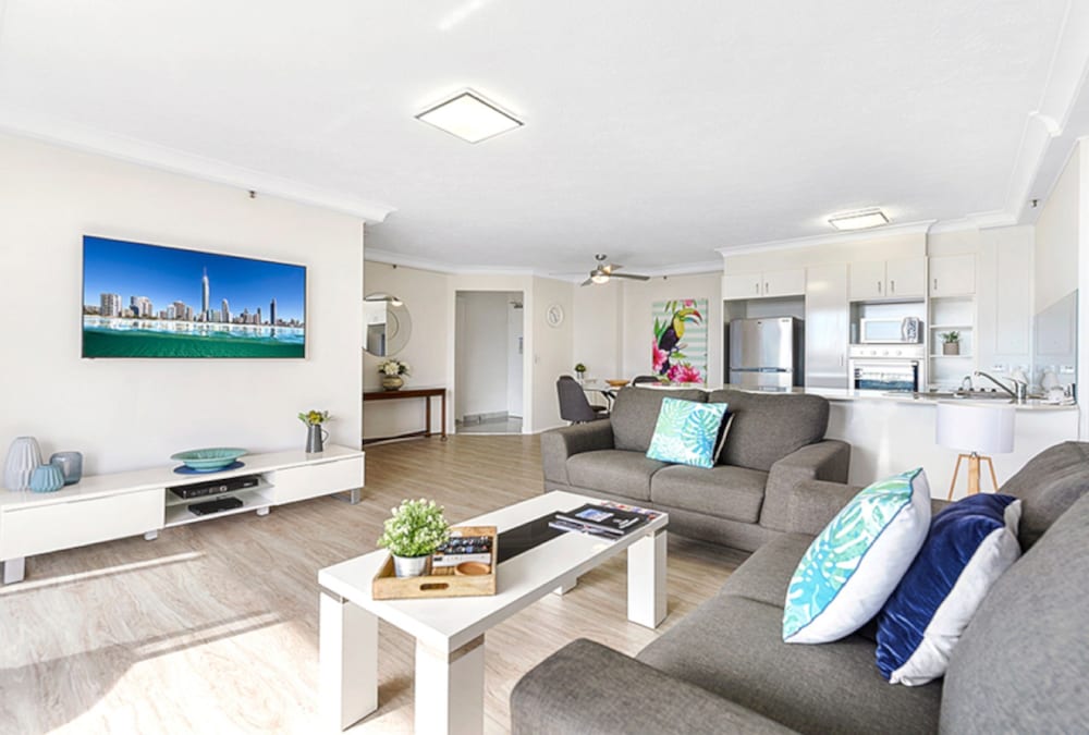 Surfers Century Oceanside Apartments 22/50