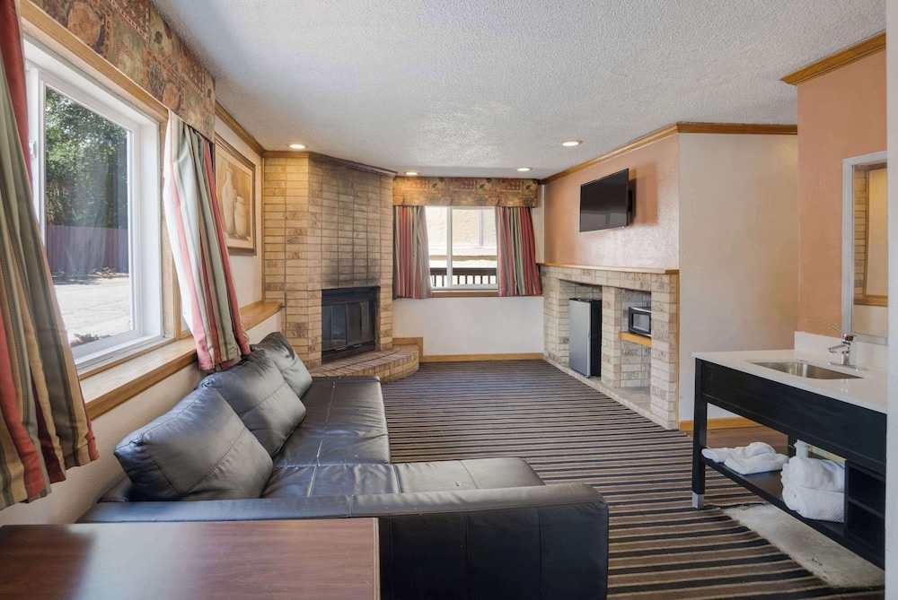 Rodeway Inn Colorado Springs 16/21