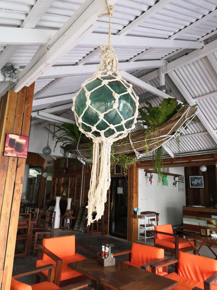 Sunshine Beach Resort 77/100