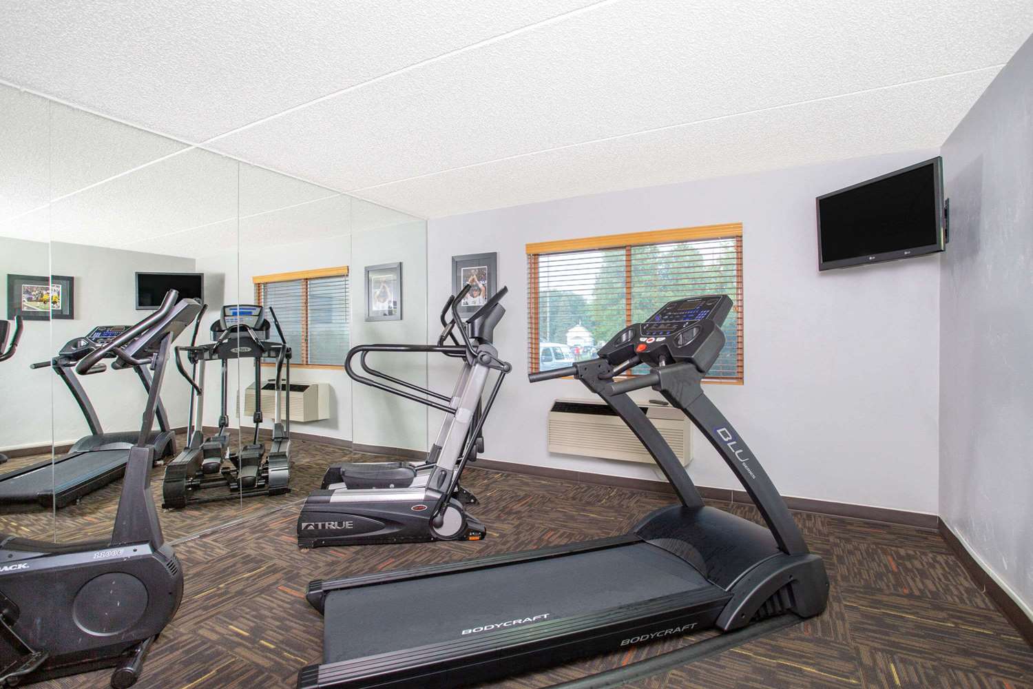 AmericInn by Wyndham Green Bay West 25/42