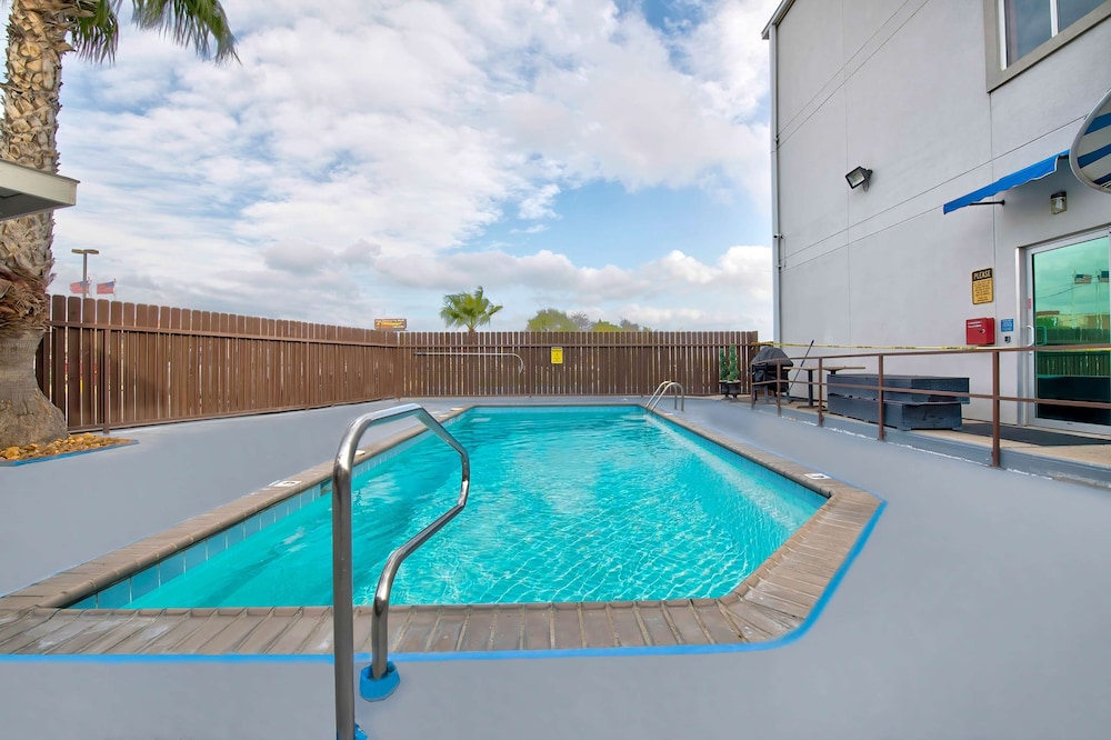 Motel6 Eagle Pass, TX - Lakeside 38/59