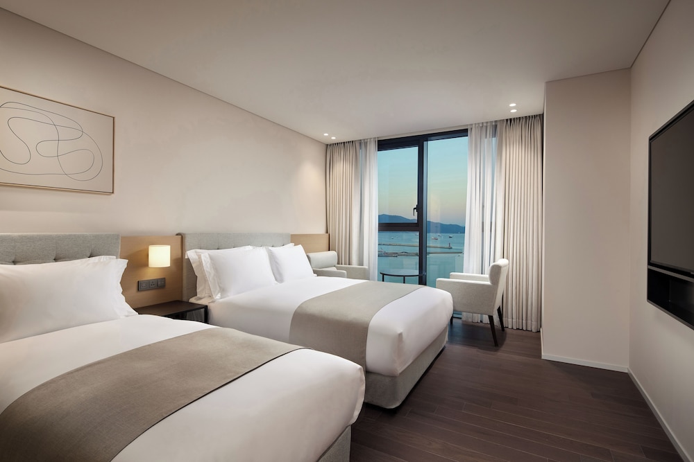 FAMILY, TWIN BEDS, OCEAN VIEW