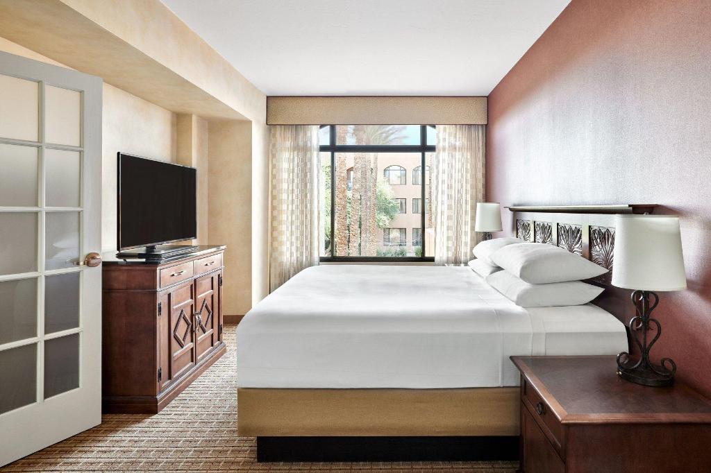 1 Bedroom, 2 Rooms, Suite, King Bed, Partial View, Sofa, Balcony
