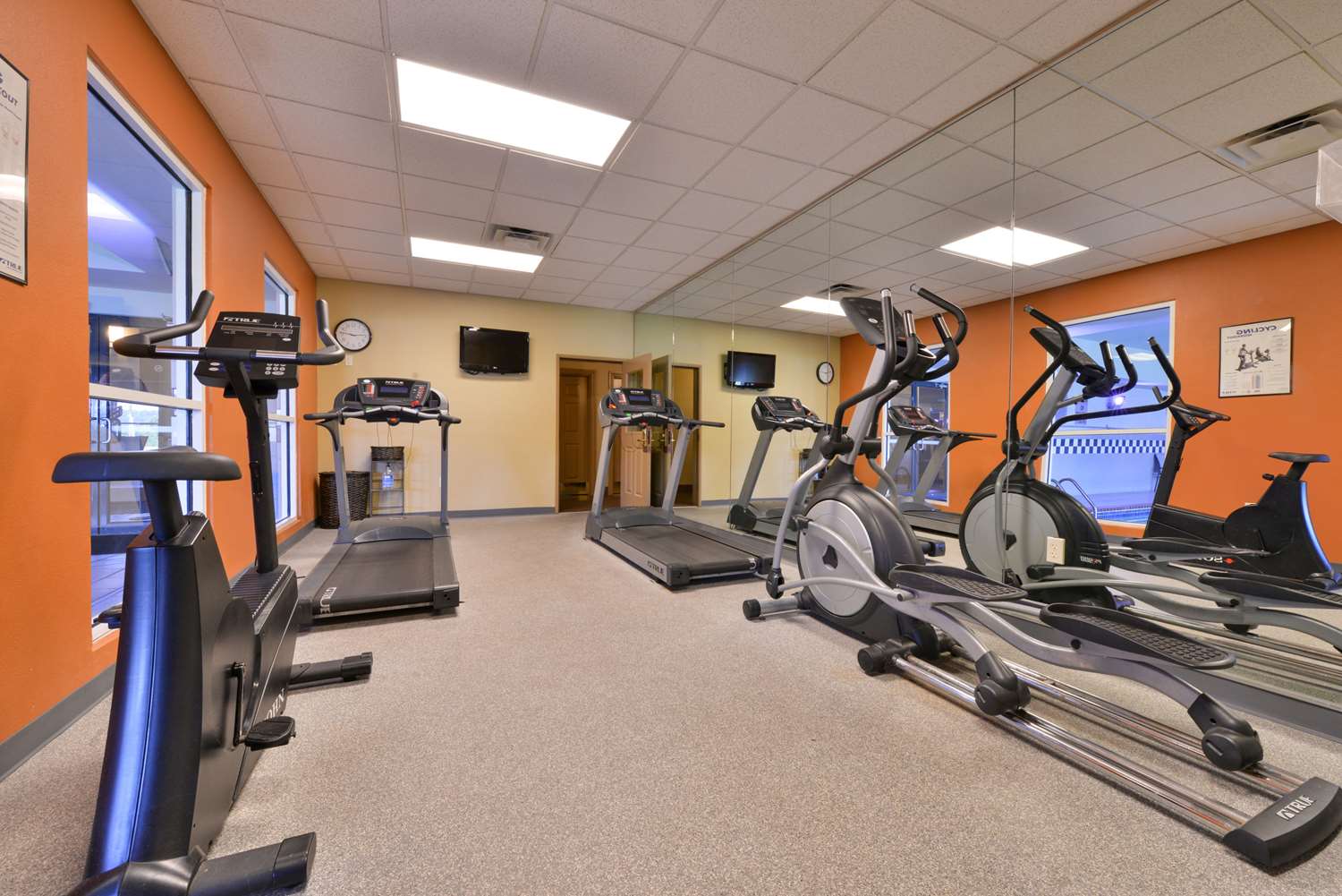 Comfort Inn & Suites Fayetteville-University Area 18/35