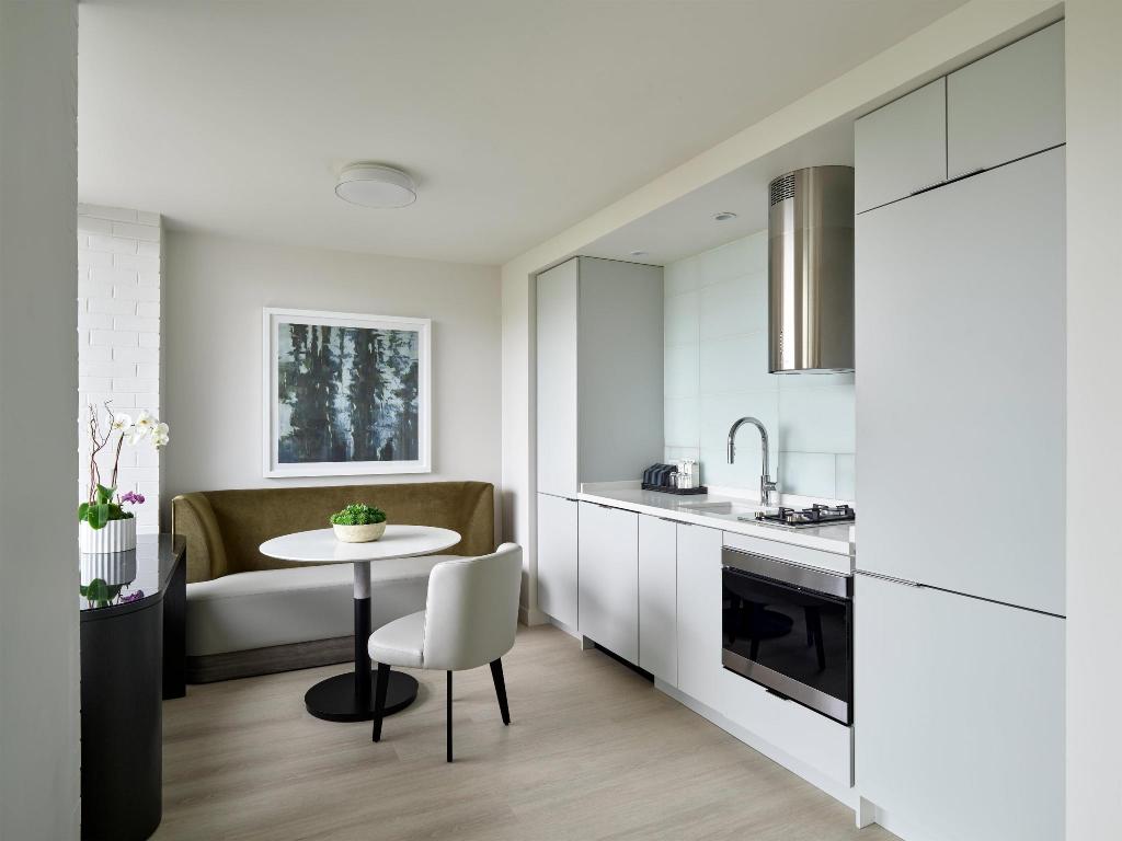 جناح جونيور بسرير كينج، One Washington Circle DC, Tapestry Collection by Hilton 5/9