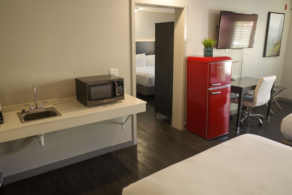 Americana Modern Hotel 33/38