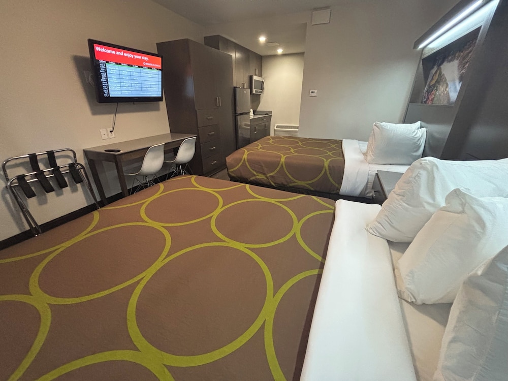 غرفة بسريرين كوين بمطبخ، Super 8 by Wyndham Macleod Trail Calgary 3/4