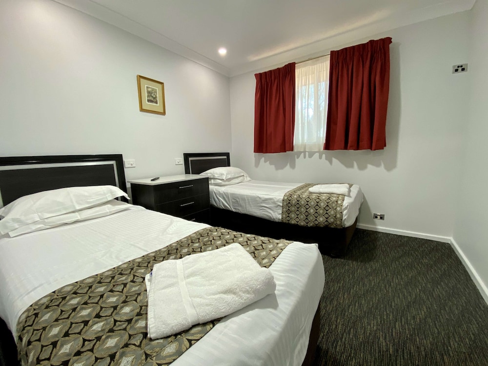 Best Western Plus All Settlers Motor Inn 8/34