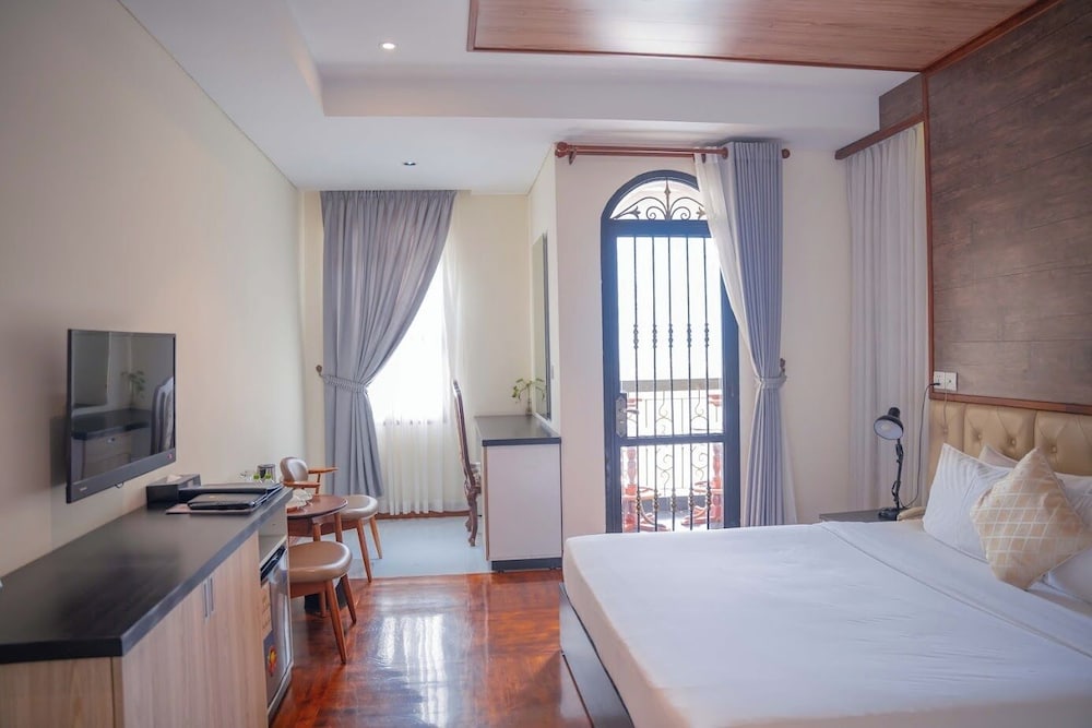 DELUXE, KING BED, CITY VIEW
