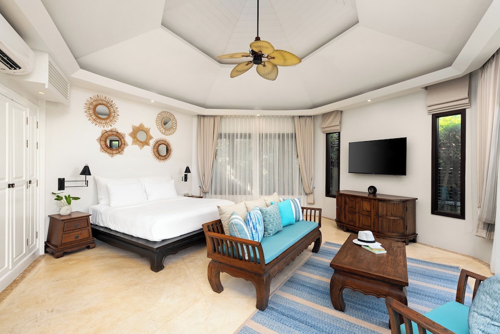 VILLA, BEACH FRONT