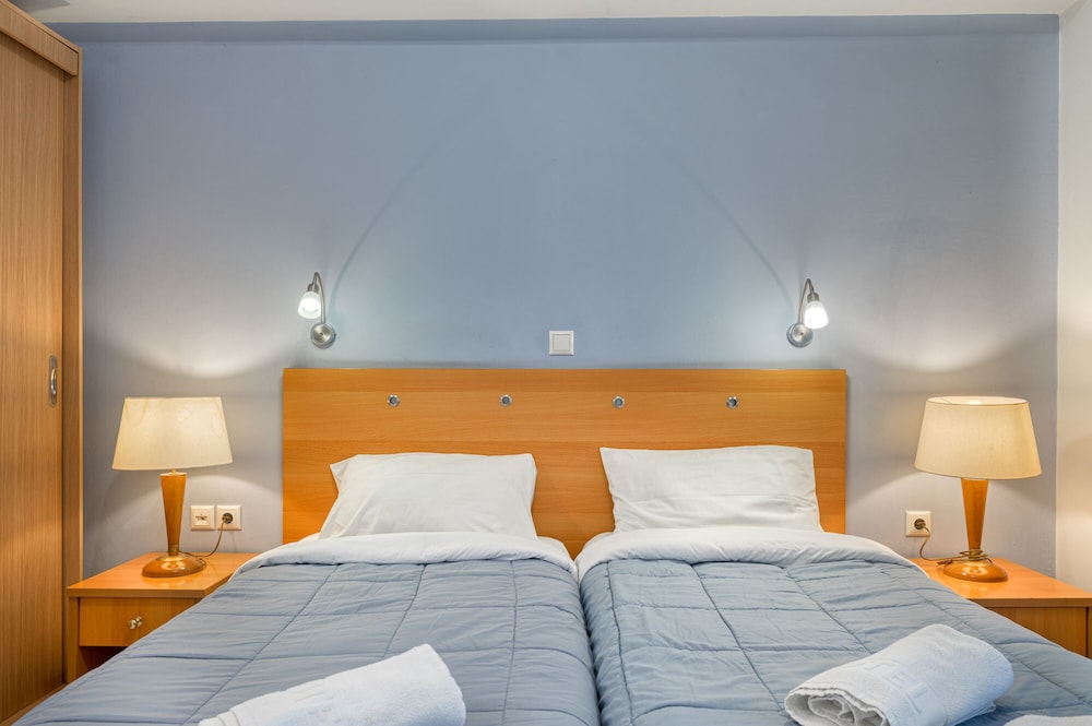 ROOM, TWIN BEDS