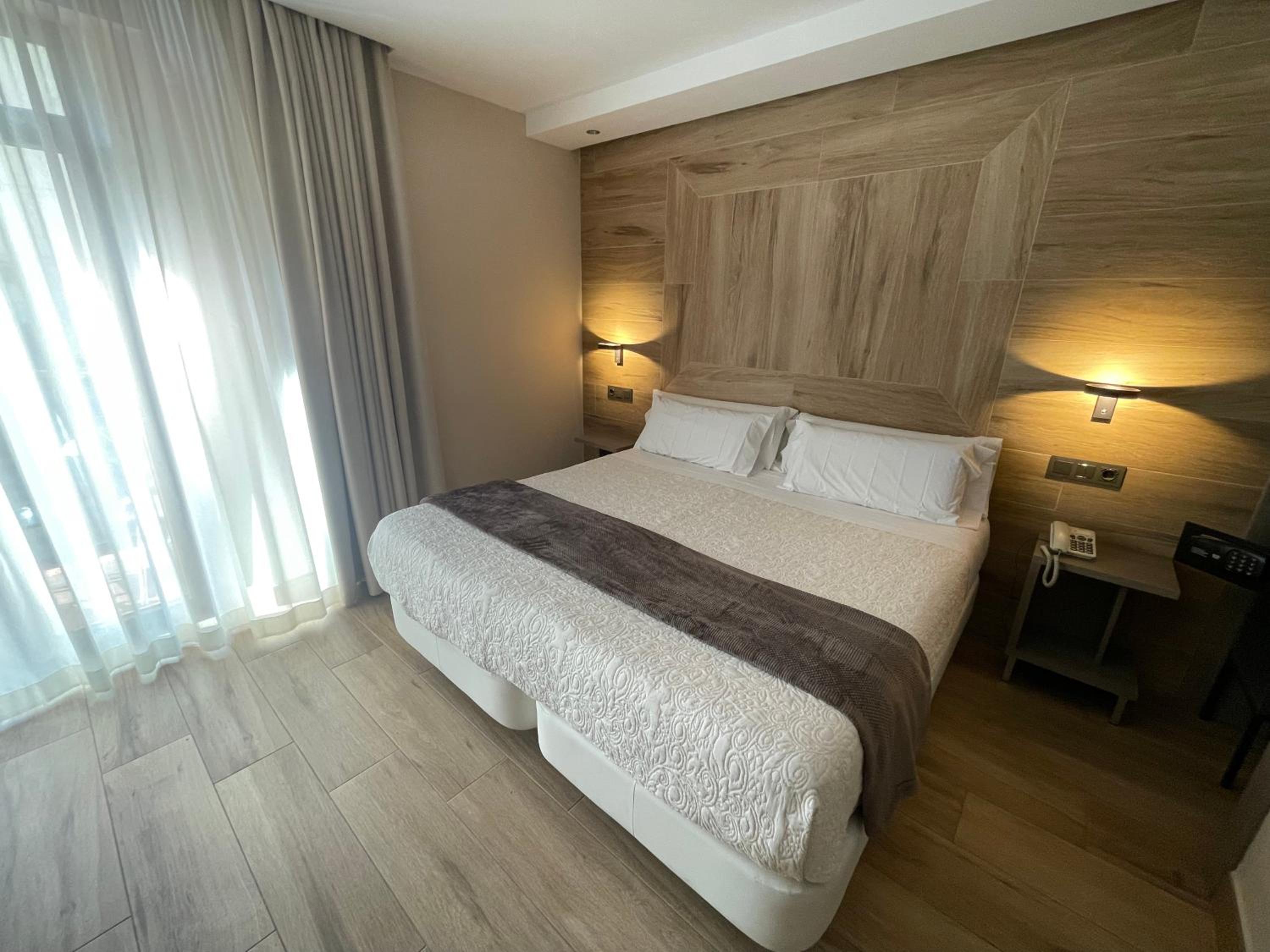 ROOM, DOUBLE BED