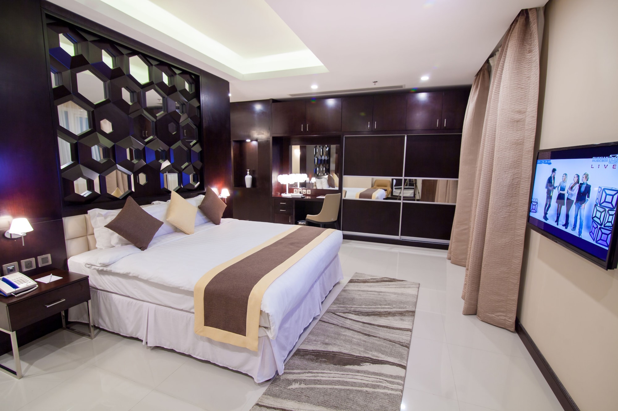 EXECUTIVE, SUITE