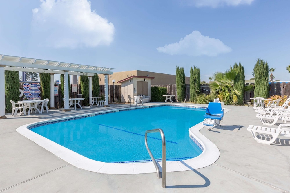 Super 8 by Wyndham Corning in CORNING - CA