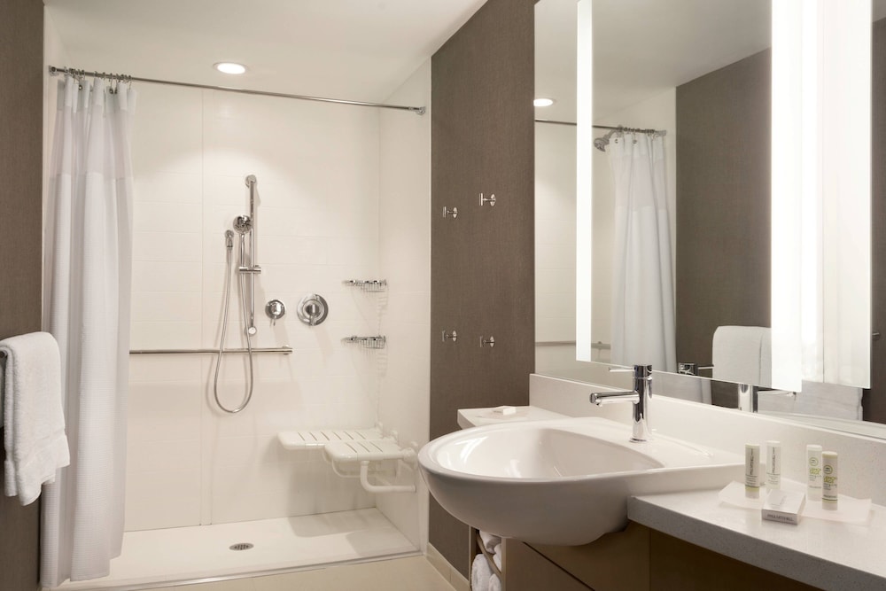 جناح بسرير كينج مع سرير سحّاب إضافي لذوي الإعاقة، Springhill Suites Allentown Bethlehem Center Valley 5/8