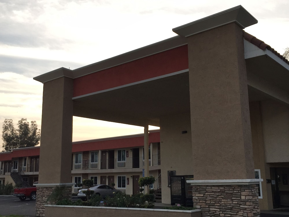 Ontario Inn & Suites 2/50