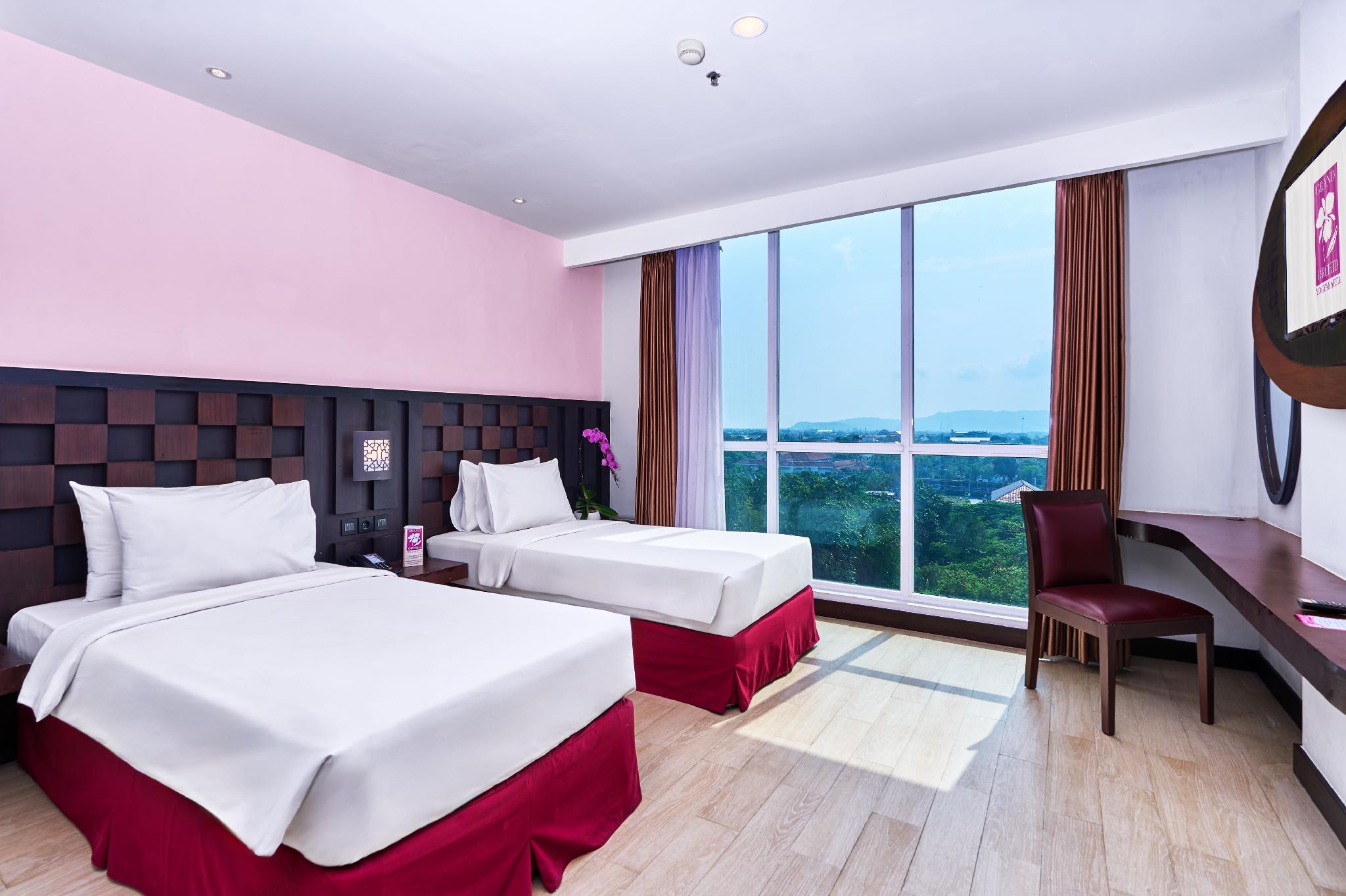 Super, Deluxe, Twin Beds