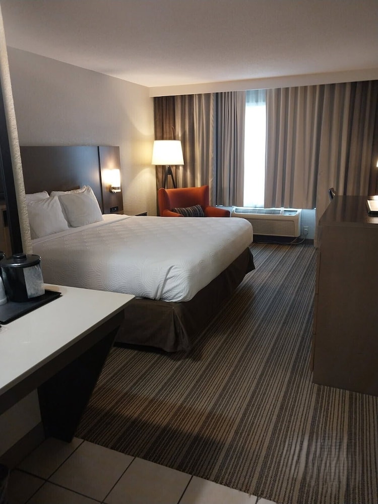 Country Inn & Suites by Radisson, Platteville, WI 9/48