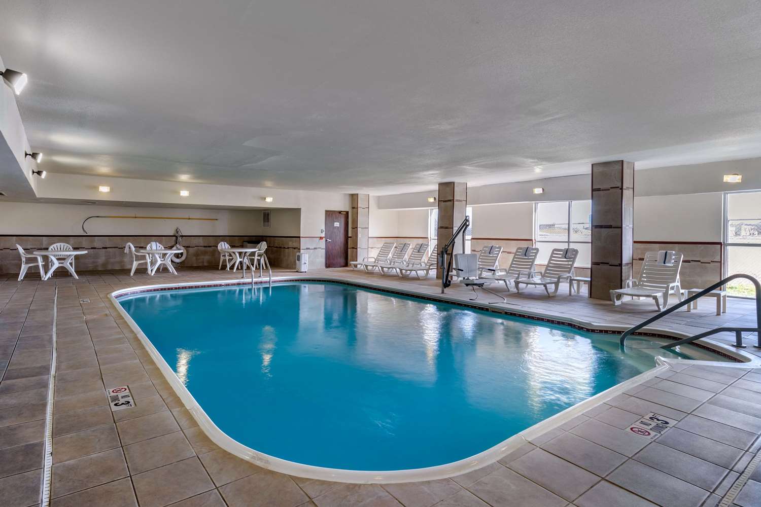 Quality Suites Addison-Dallas 25/42