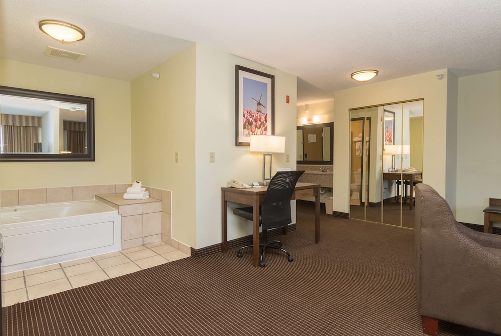 White Pines Inn & Suites of Holland 42/48