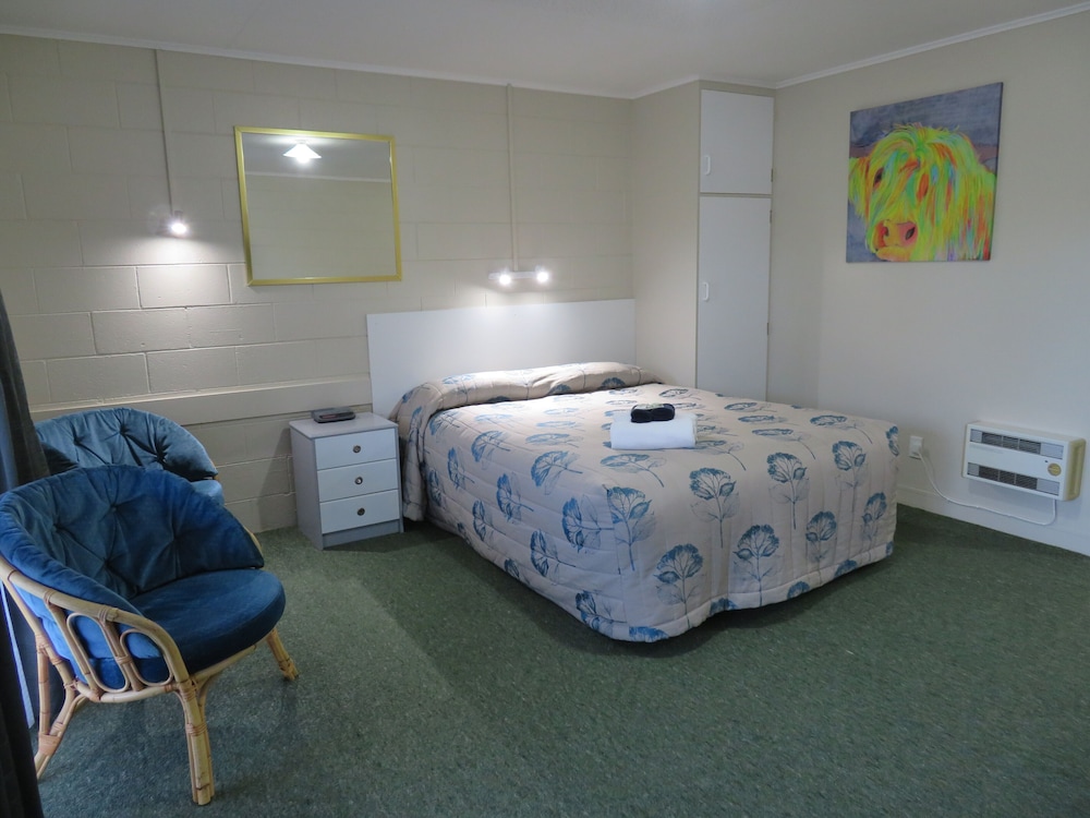 Commodore Court Motel 26/76