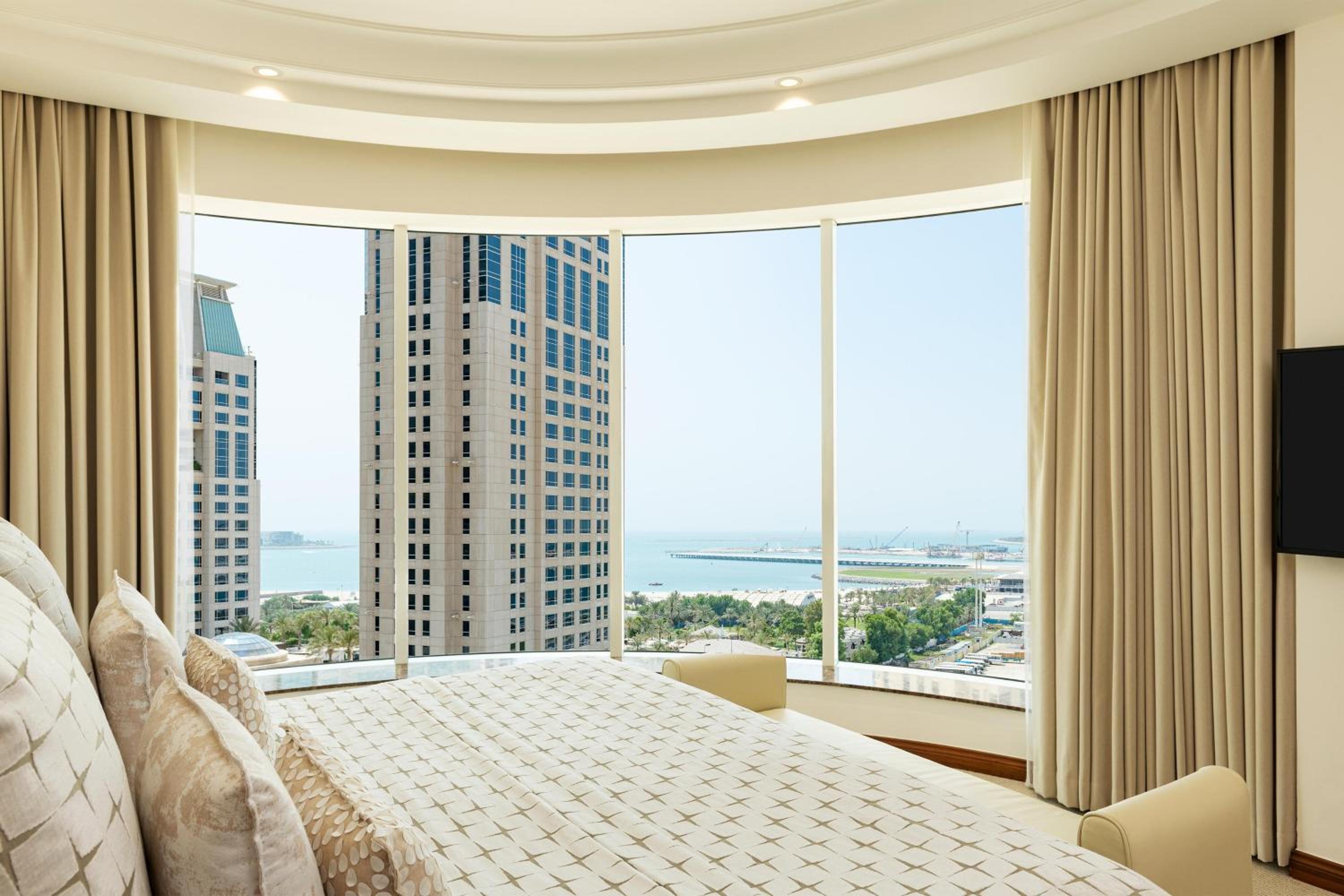 Premier, Suite, King Bed, Executive Lounge Access, Pool Access