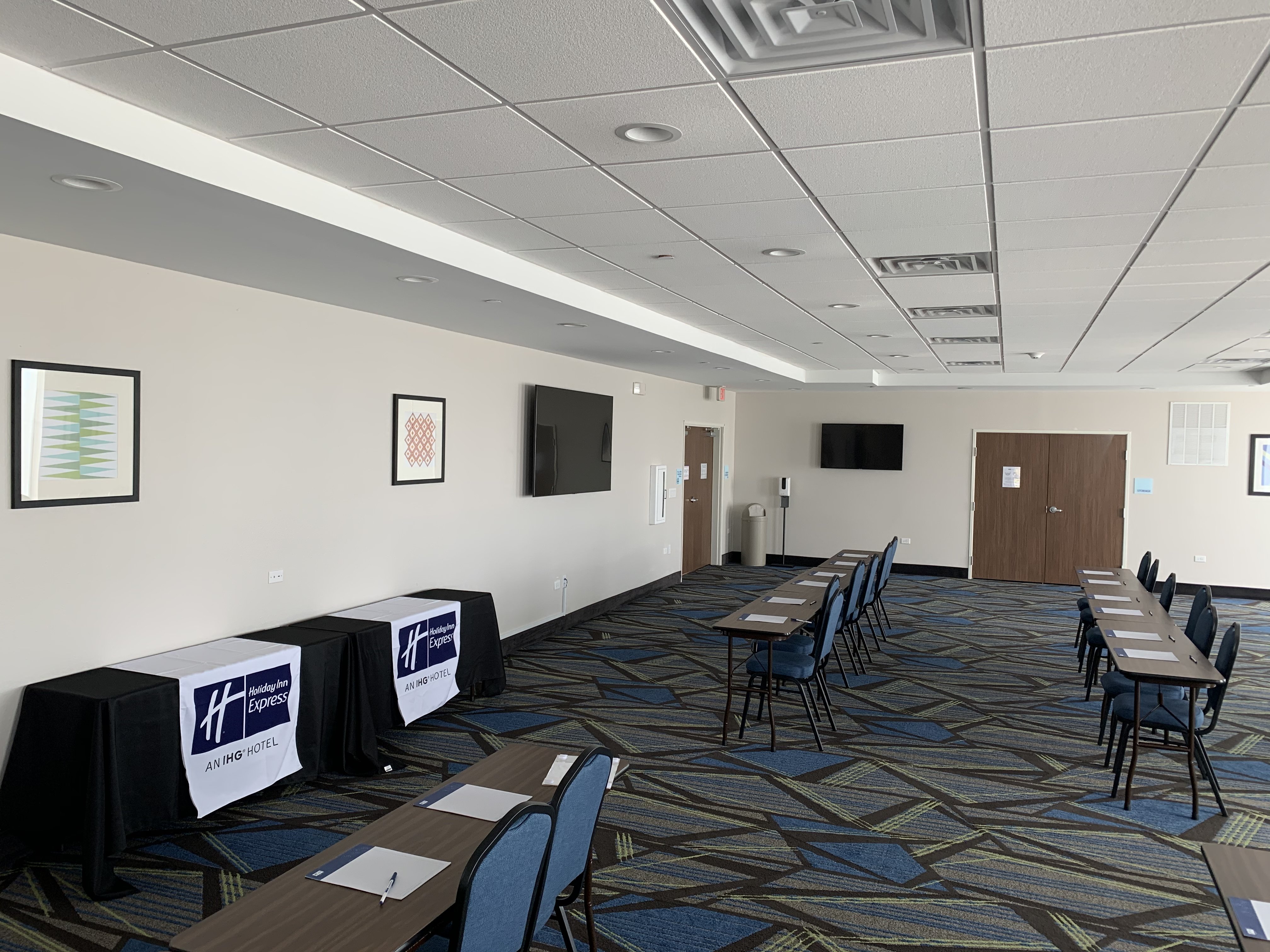 Holiday Inn Express And Suites Hoffman Estates 42/48