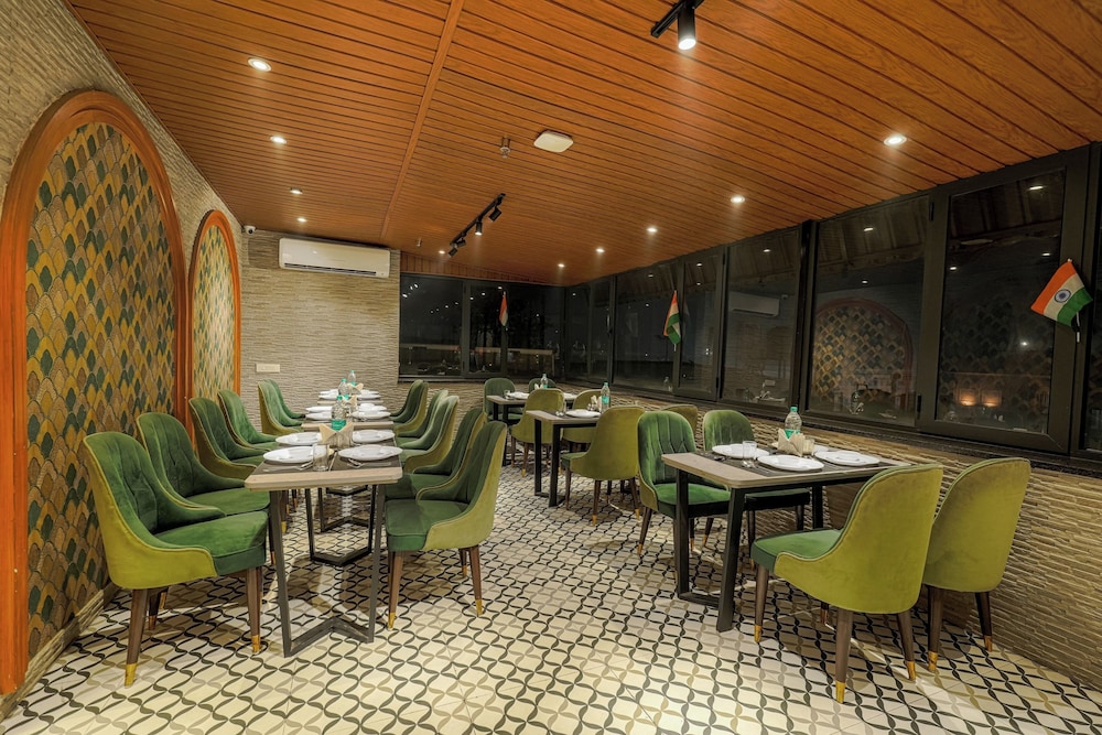 INDUS HOTEL 43/51
