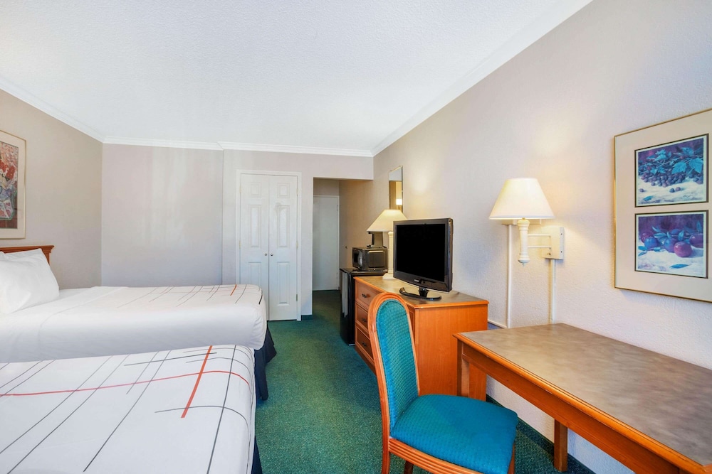 Days Inn by Wyndham Del Rio 25/55