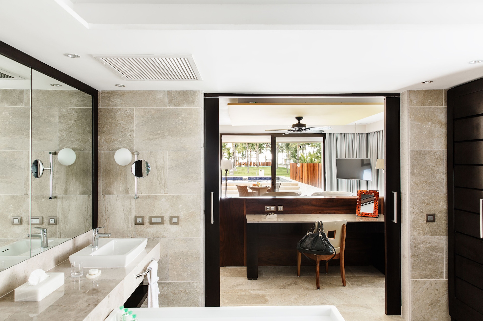Swim Up, Suite, King Bed, Premium Level