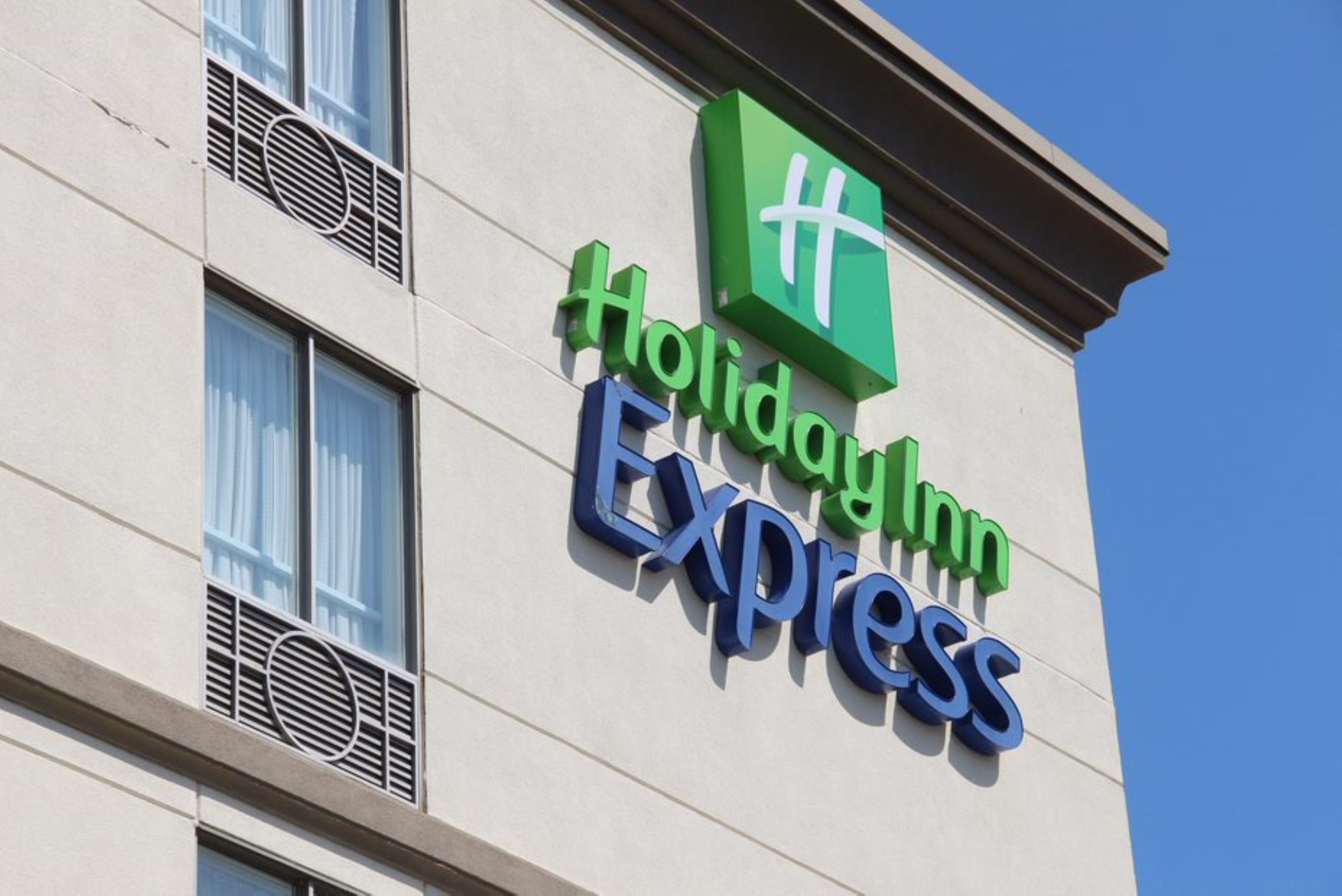 Holiday Inn Express Suites 62/66