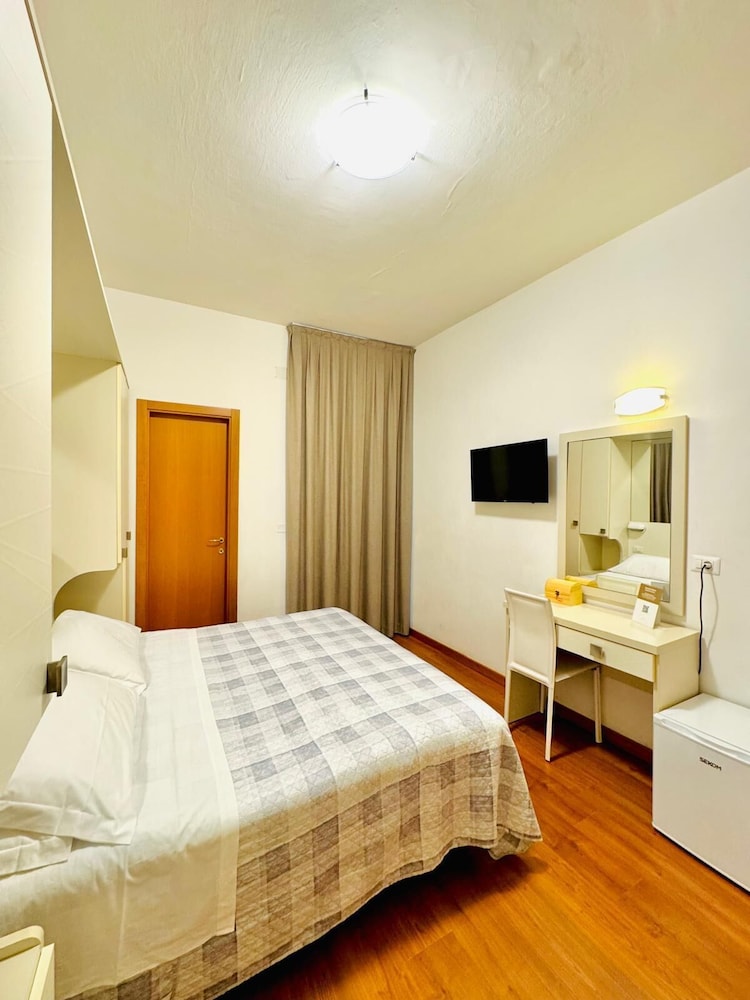 Hotel Butterfly 11/50