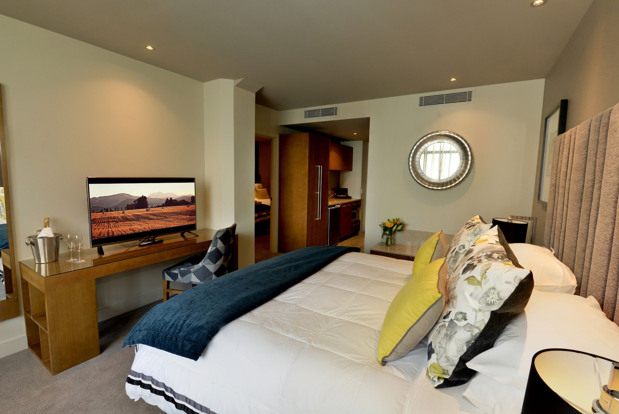2 BEDROOMS, STUDIO