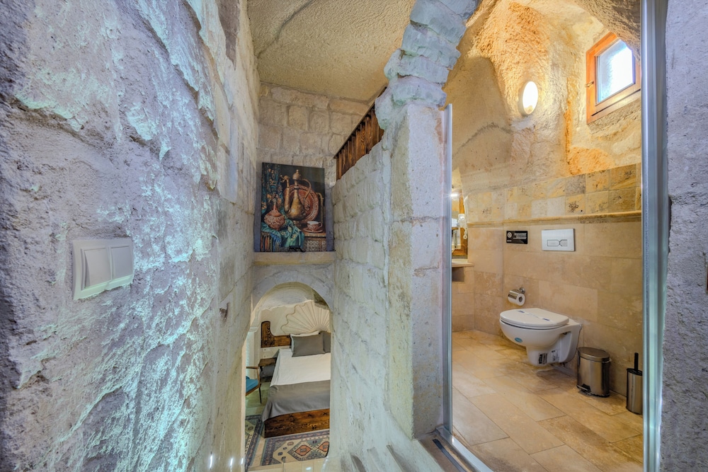 CASTLE CAVE HOUSE 24/50
