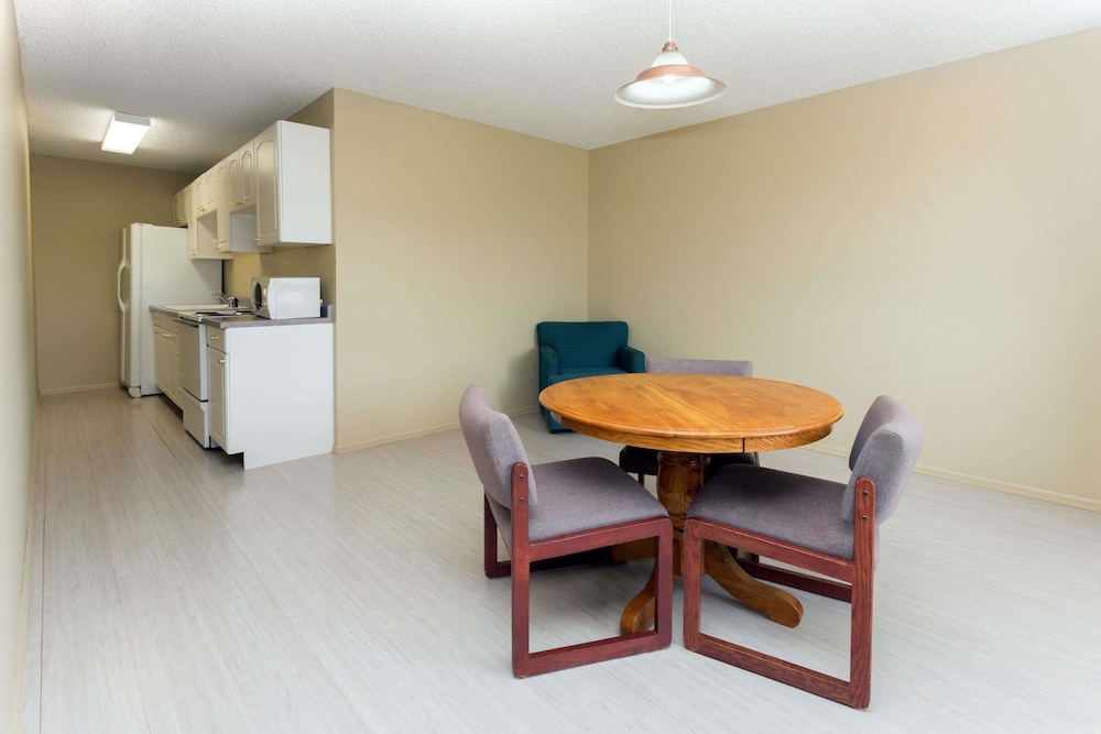 Days Inn by Wyndham Colorado Springs Airport 17/20