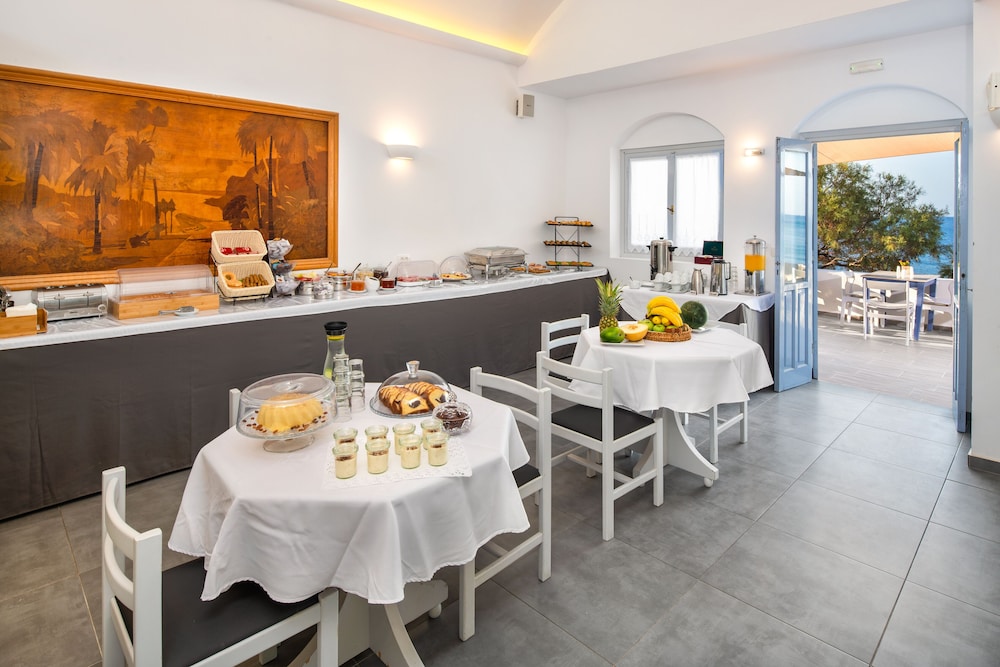 Akrotiri Hotel 18/50
