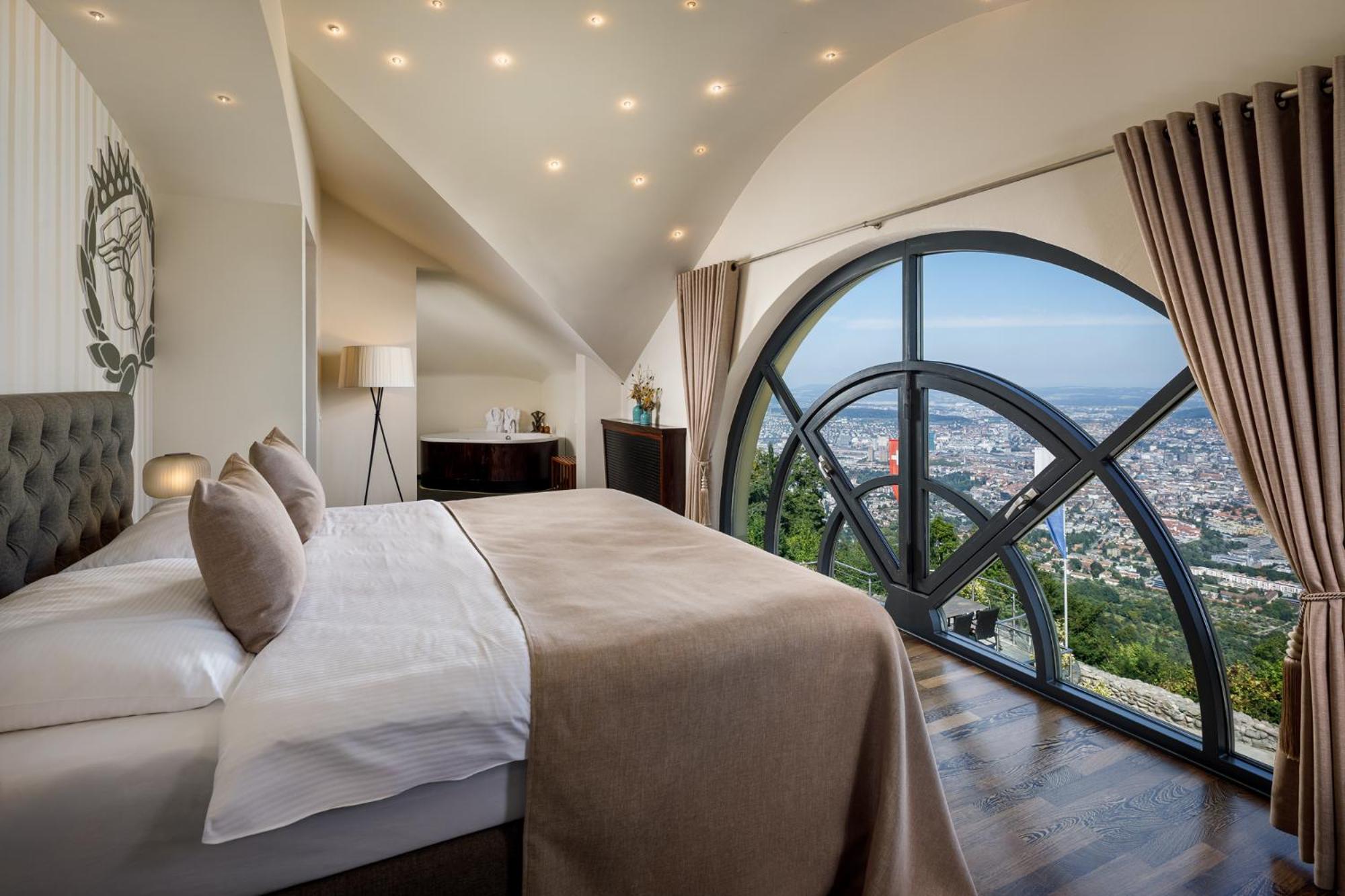 Skyline, Suite, City View
