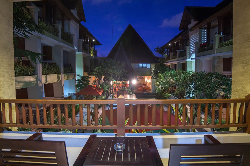 FOURTEEN ROSES BEACH HOTEL 7/62