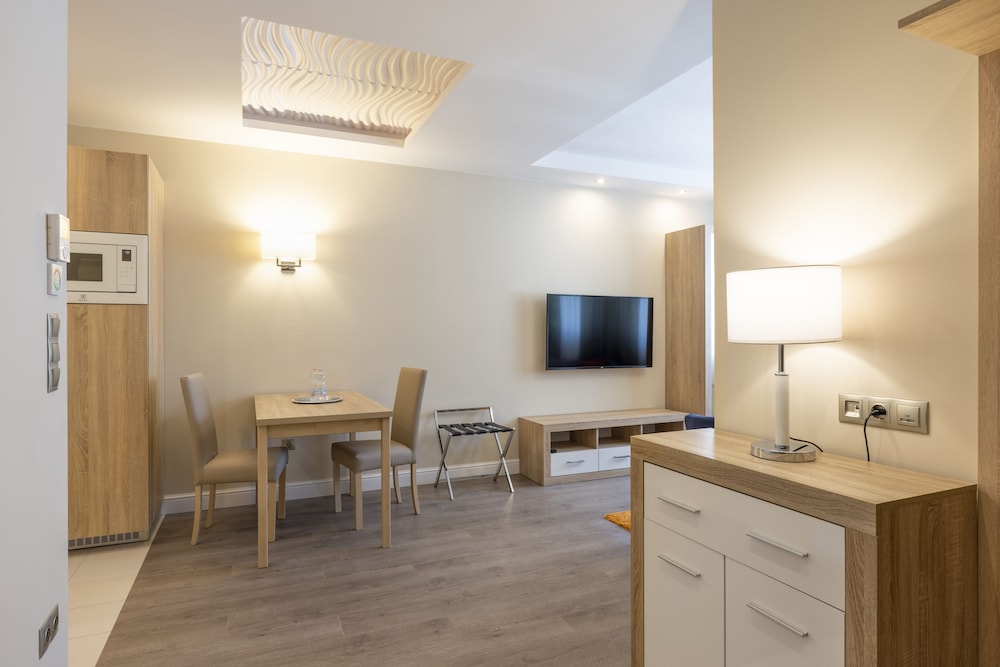 Silver Crown Hotel & Residence 30/50