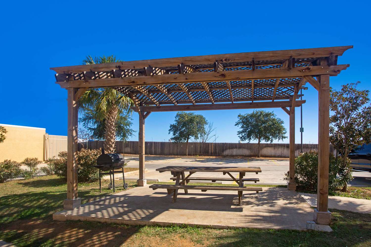 La Quinta Inn Suites Pearsall 53/56